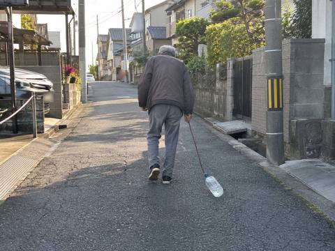 水を散歩させる人